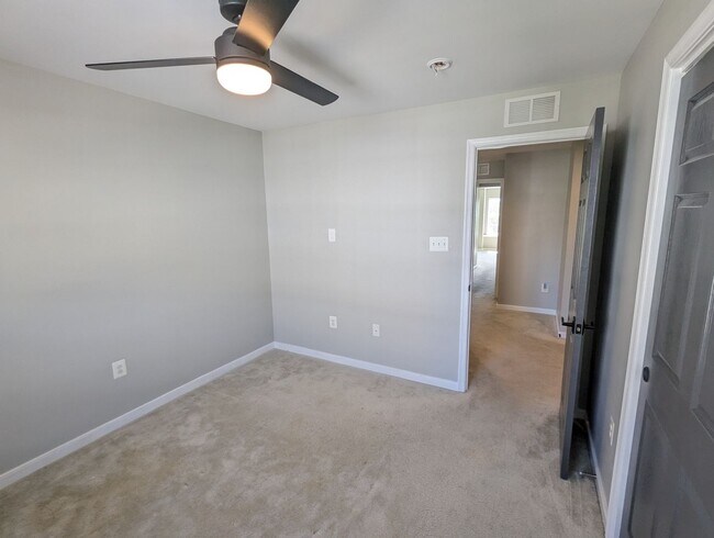 Building Photo - Two Level END UNIT condo in East of Market...