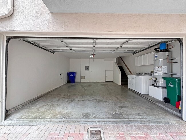 Building Photo - Charming 2BD/2.5BA Townhouse in Bankers Hi...