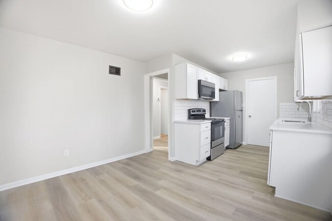 Building Photo - Updated 2 Bed, 1 Bath Home with Modern Finishes & Off-Street Parking