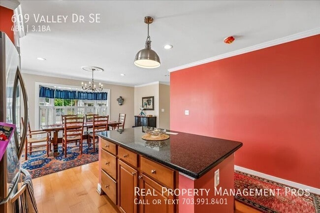 Building Photo - 609 Valley Dr SE