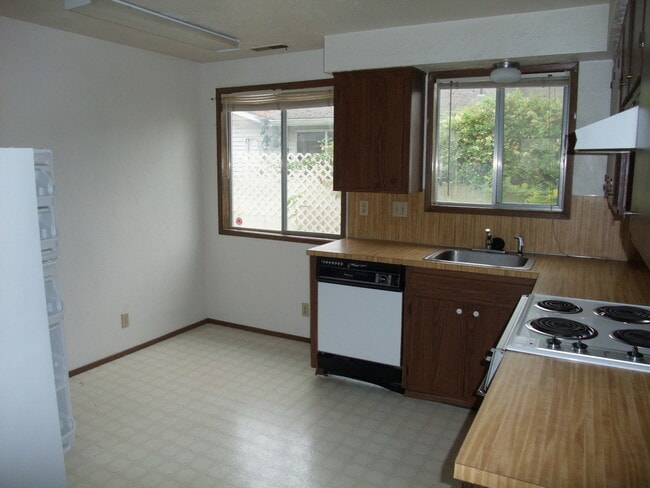 Building Photo - 2 Bedroom 1  1/2 Bath Unit Of  Duplex With A Garage In Albany