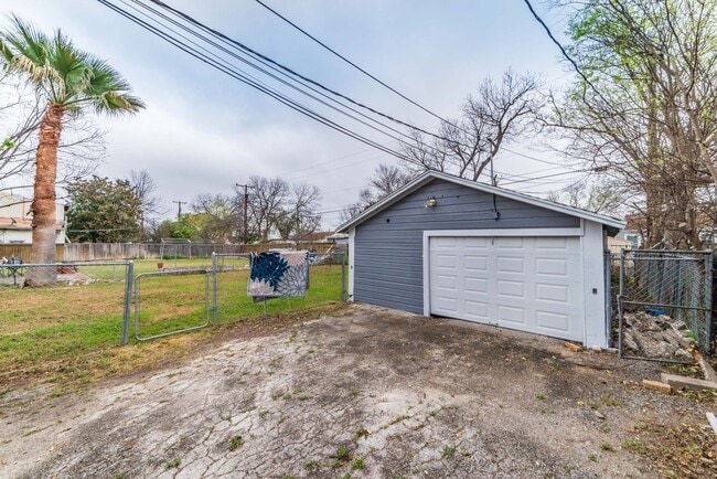 Building Photo - 2218 W Mistletoe Ave