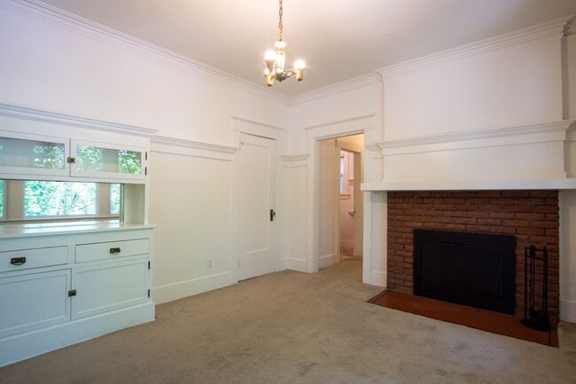 Building Photo - Lease this Beautiful Sullivan's Gulch Vintage 2-Bed w/Sunroom!