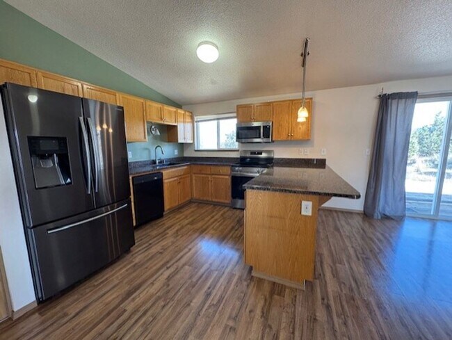 Building Photo - Amazing sunsets just minutes from Bend/Sisters