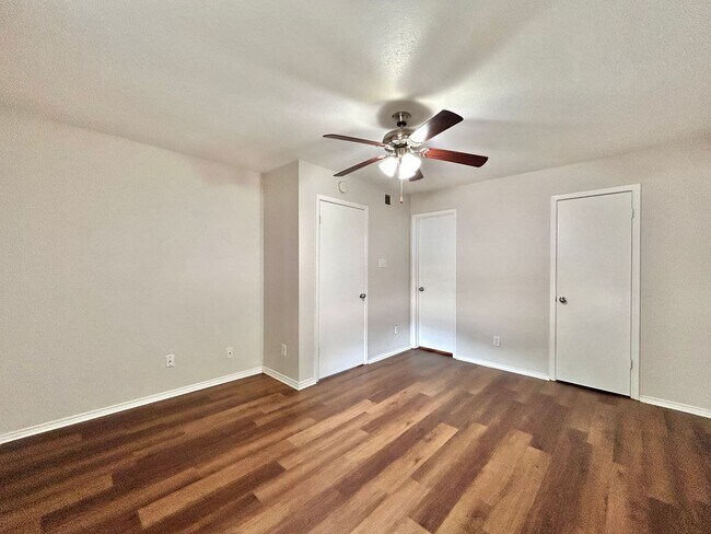 Building Photo - 7111 E Hwy 290