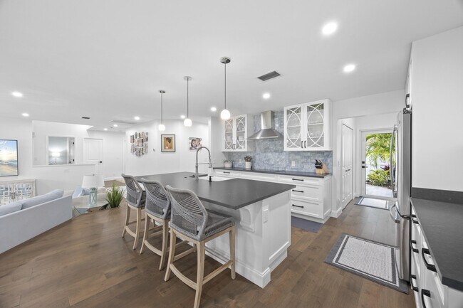 Building Photo - 17235 Bay St