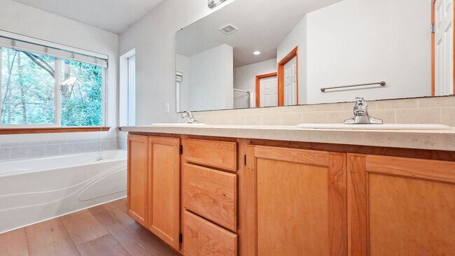 Building Photo - 5BR/3BA End Unit with Greenbelt View in Lynnwood with A/C!