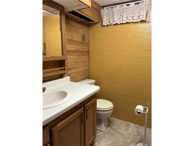 Building Photo - 724 6th St N