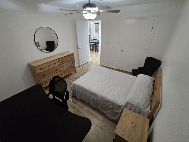 Building Photo - West-Flagstaff Condo in the Arbors - 2 Bed, 2 Bath - Students OK! 1 Sm. Pet OK! Avail. July 10th!!
