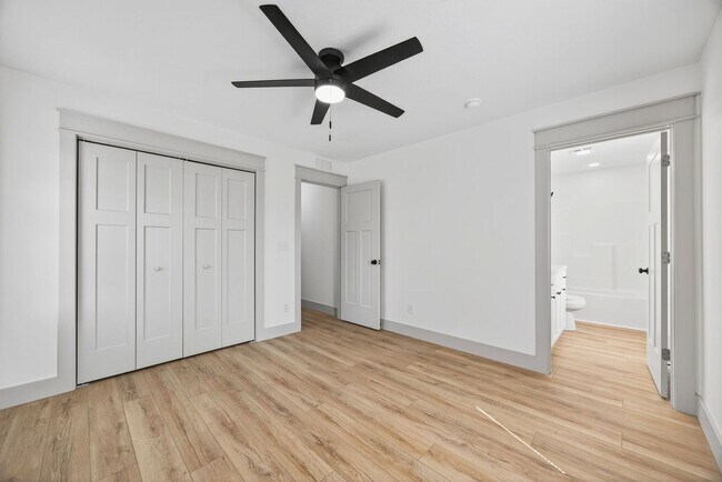 Building Photo - 422 E Cottage Grove Ave