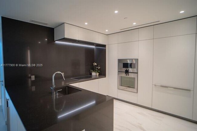 Building Photo - 300 Biscayne Blvd Way