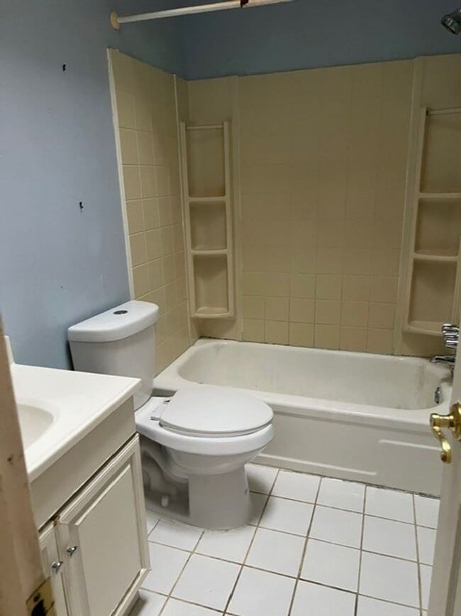 Building Photo - Stunning 6-Bedroom Home with Parking Spot and Large Yard! Available NOW!