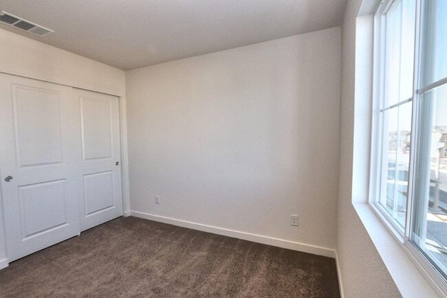 Building Photo - Beautiful Lincoln Home Available in May!