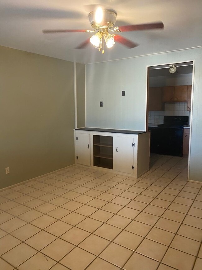 Building Photo - Eastside 3 bed 2 bath - Pool and Garage