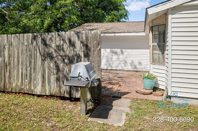 Building Photo - 218 Dogwood Dr