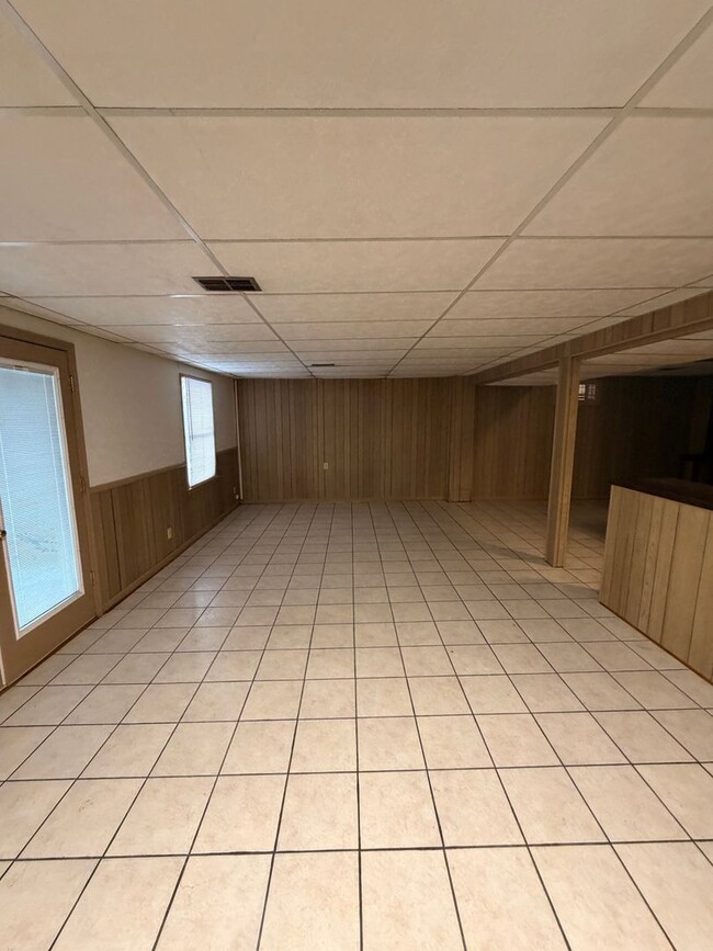 Building Photo - Gorgeous 3 bedroom house with finished basement!