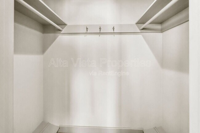 Building Photo - 5940 La Jolla Mesa Dr