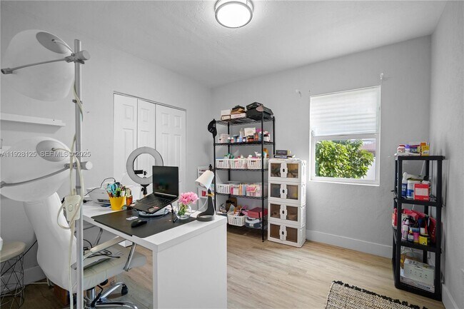 Building Photo - 16101 NE 11th Ave