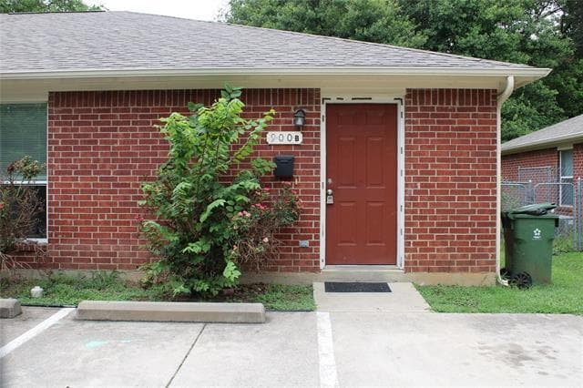 Primary Photo - 900 Naomi Ln