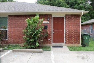 Building Photo - 900 Naomi Ln