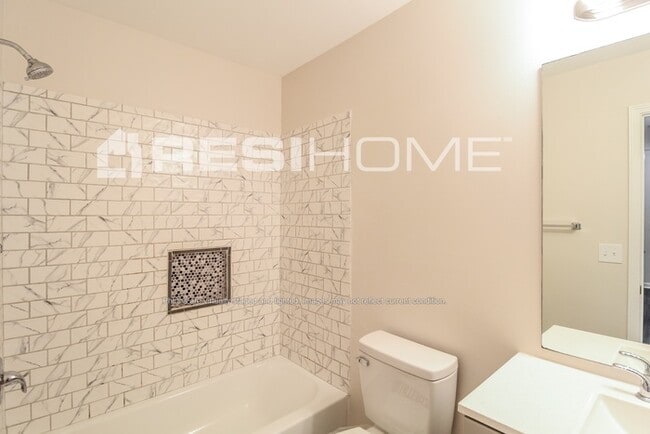 Building Photo - 211 Coral Cir