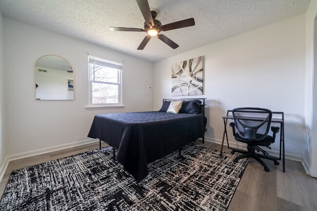 Building Photo - Furnished, remodeled 2BR near Nashville hospitals, all utilities and WiFi included, updated kitch...