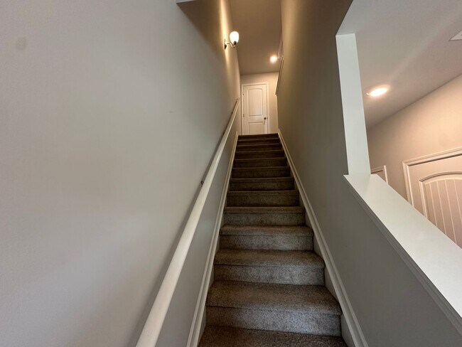Building Photo - FOR LEASE- NEW TOWNHOME IN LEBANON!