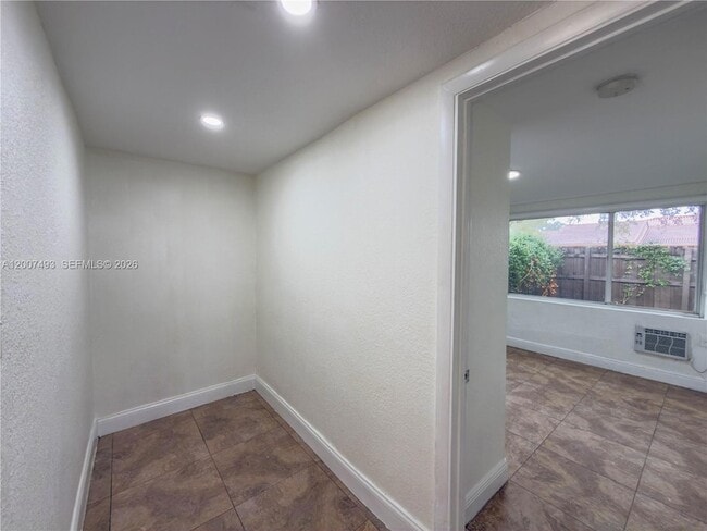 Building Photo - 410 Pinecrest Dr