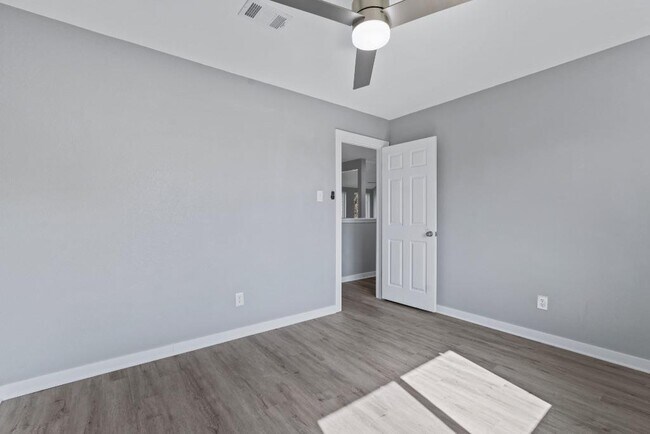 Building Photo - 700 Creekmont Dr