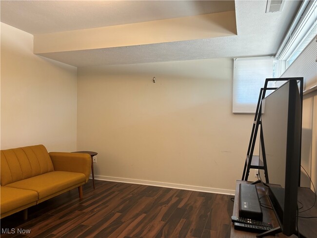 Building Photo - 1901 E 119th St