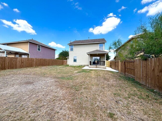 Building Photo - Amazing 4 Bedroom Home!