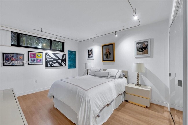 Building Photo - 279 N Hibiscus Dr