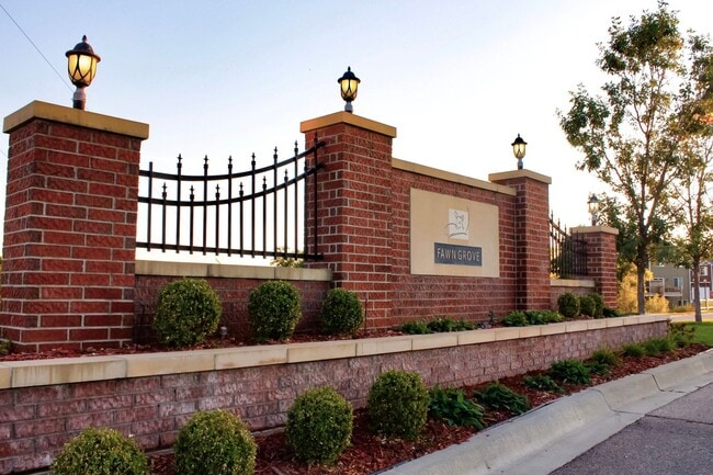 Building Photo - Luxury Townhome