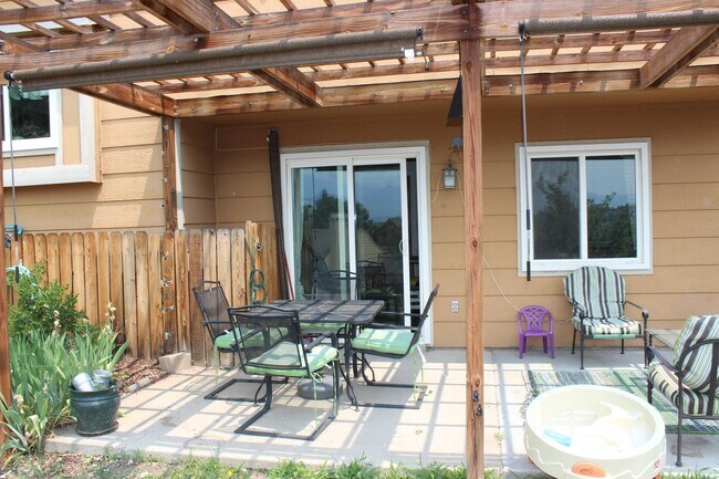 Building Photo - 3 Bedroom Tri-level in Woodland Hills
