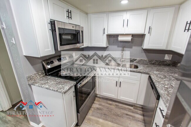 Building Photo - 1828 W Tuckey Ln