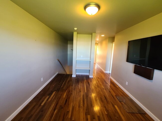 Building Photo - Beautiful 3 Bed 2.5 Bath Town house with A...