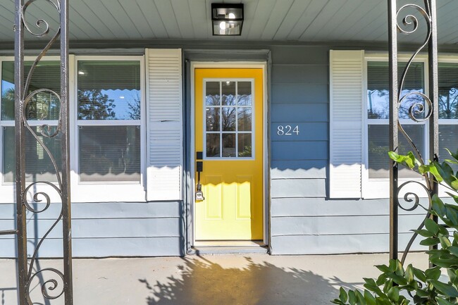 Building Photo - Adorable Home Located in Cann Park!