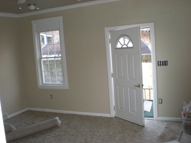 Building Photo - 208 Kearsarge St