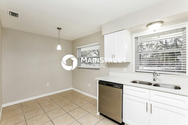 Building Photo - 4 Bedroom Pet-Friendly Home in ORLANDO, FL with Main Street Renewal