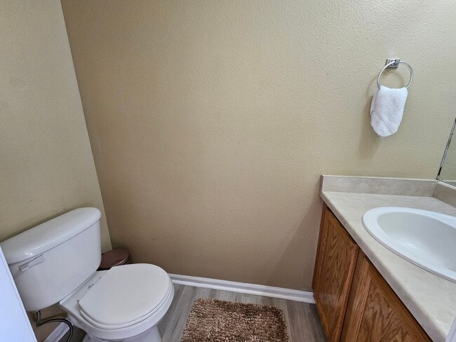 Building Photo - Charming House - Backs To Open Space - Ava...