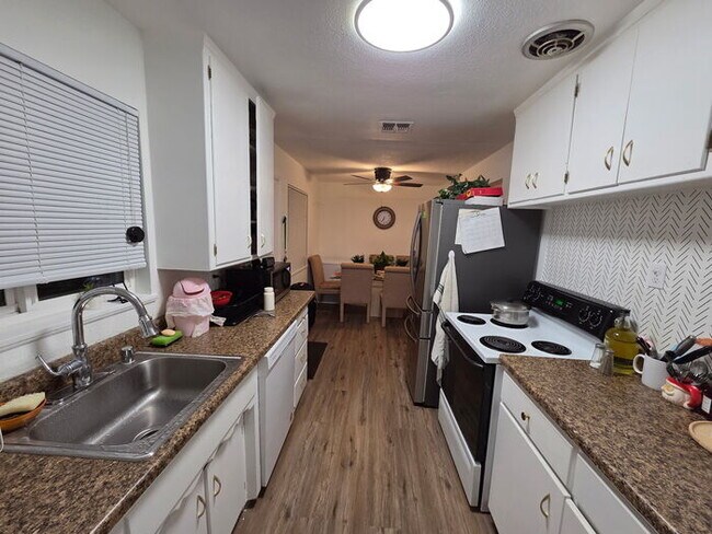 Building Photo - 3 bed 1 bath Duplex with garage and privat...