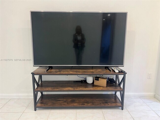 Building Photo - 540 Brickell Key Dr