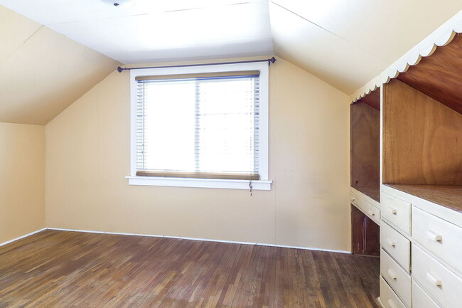 Building Photo - 405 Singer Ave