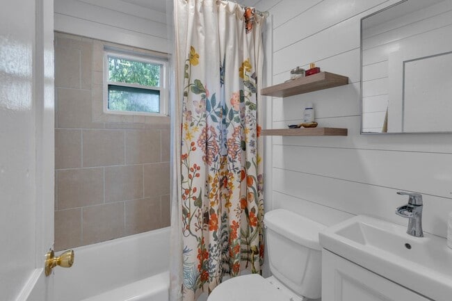 Building Photo - Adorable Cape Cod Charmer Available For Rent!