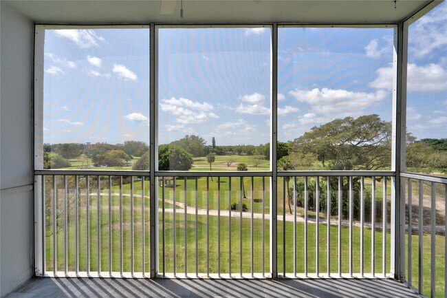 Building Photo - 3050 N Palm Aire Dr