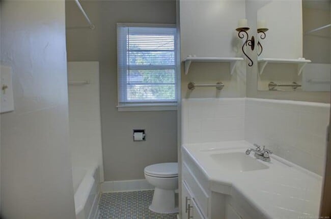 Building Photo - Charming Midtown Bungalow!