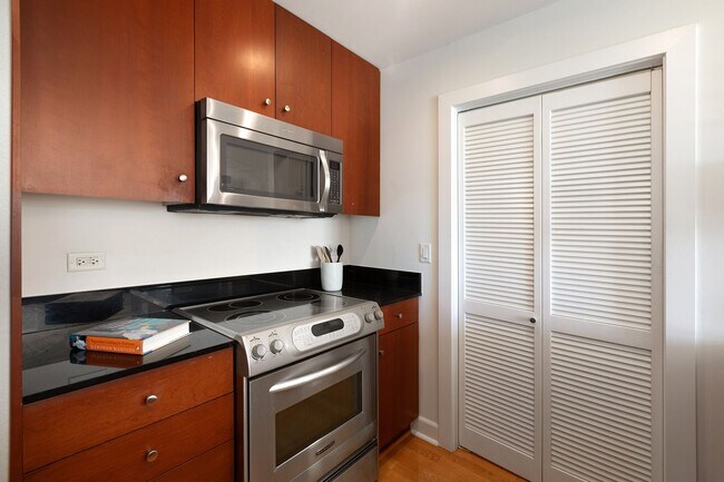 Building Photo - Great natural light in a large condo near ...