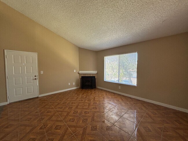 Building Photo - East Lancaster Condo