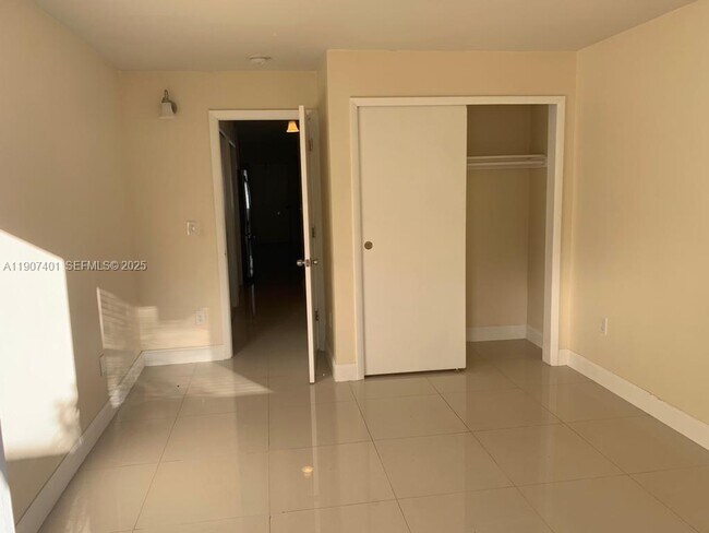 Building Photo - 1511 NE 117th St