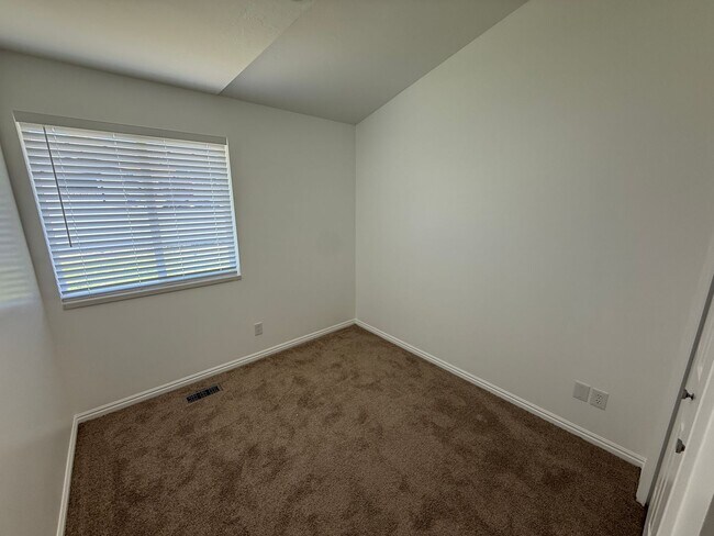 Building Photo - Beautiful 5 bedroom home!